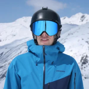 Ein Mann trägt eine Infinity 2 Black - Ice Blue Skibrille - Vorderansicht