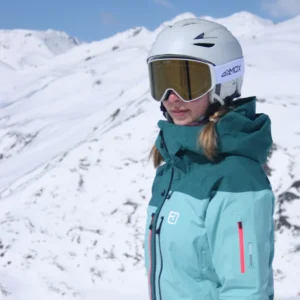 Een vrouw die een Infinity 2 White - Cosmic Bronze skibril draagt - Schuin vooraanzicht