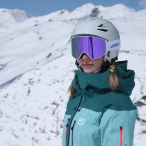 Een vrouw die een Infinity 2 White - Disco Purple skibril draagt - Schuin vooraanzicht